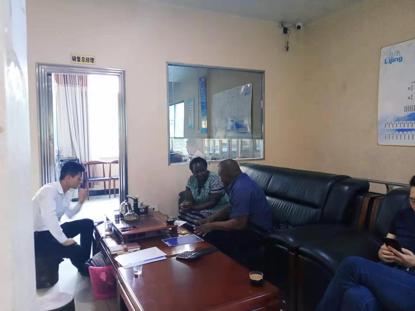 与客户签约洽谈成功洗衣房设备发往埃及